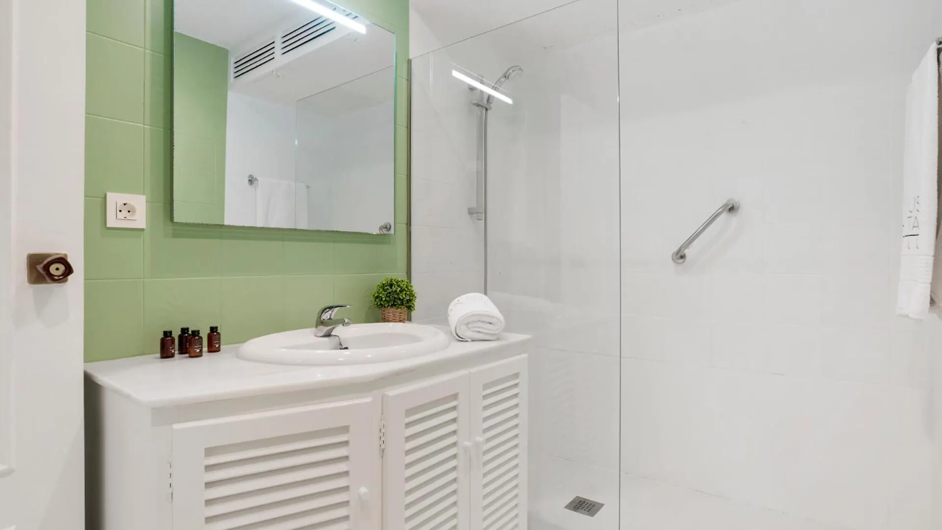 2 Bdr Apartment Next To The Beach In Puerto Banus Marbella Spagna