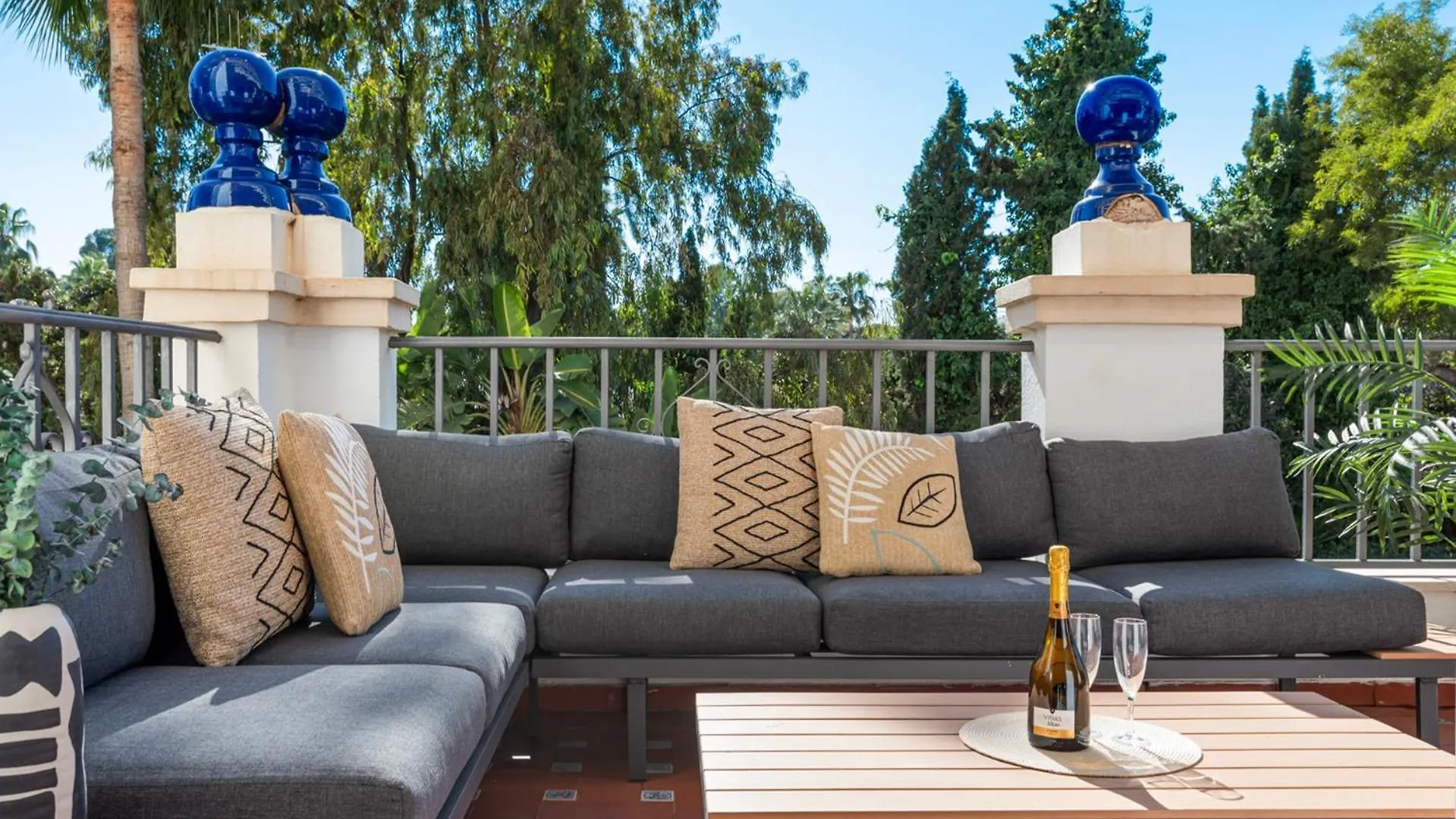 2 Bdr Apartment Next To The Beach In Puerto Banus Marbella