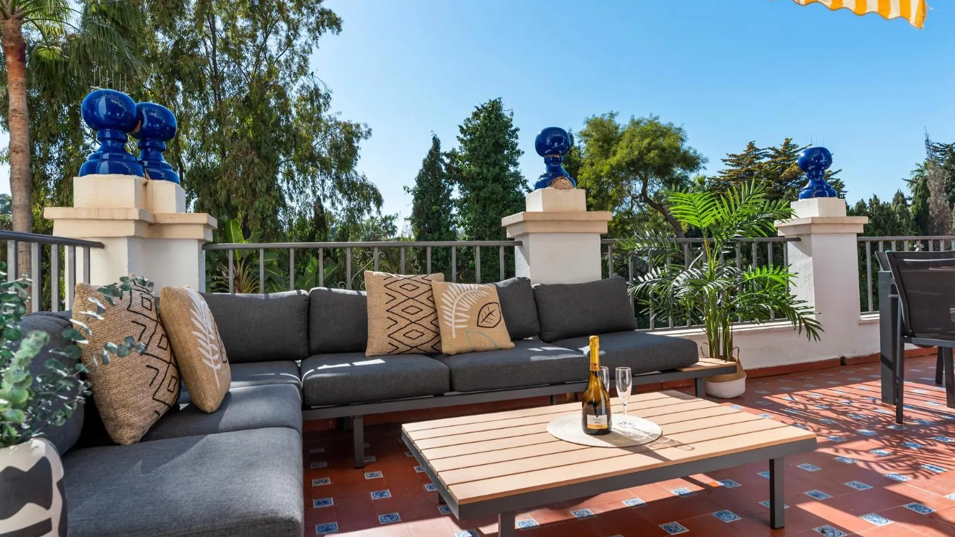 2 Bdr Apartment Next To The Beach In Puerto Banus Marbella Spagna