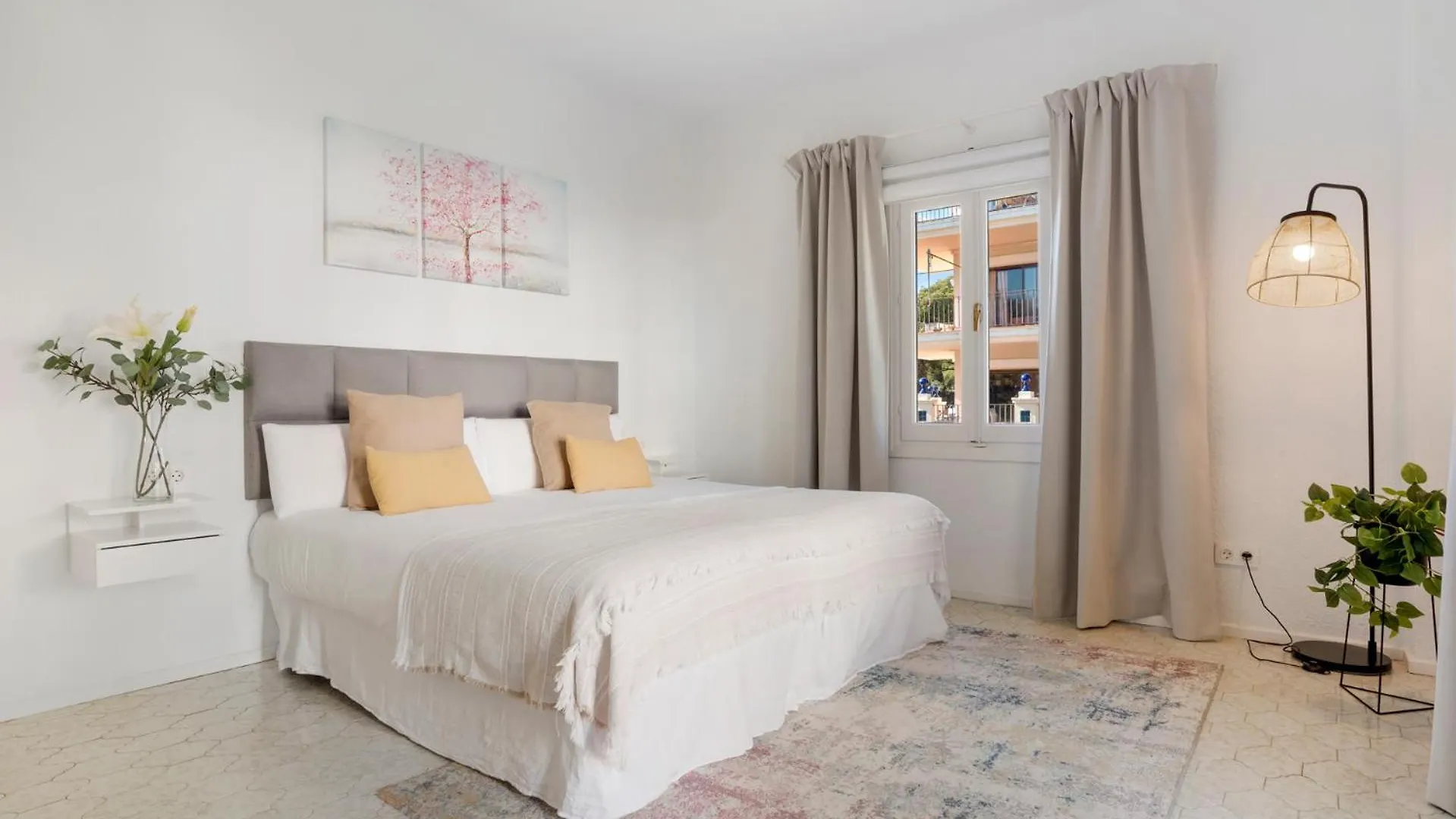 2 Bdr Apartment Next To The Beach In Puerto Banus Marbella