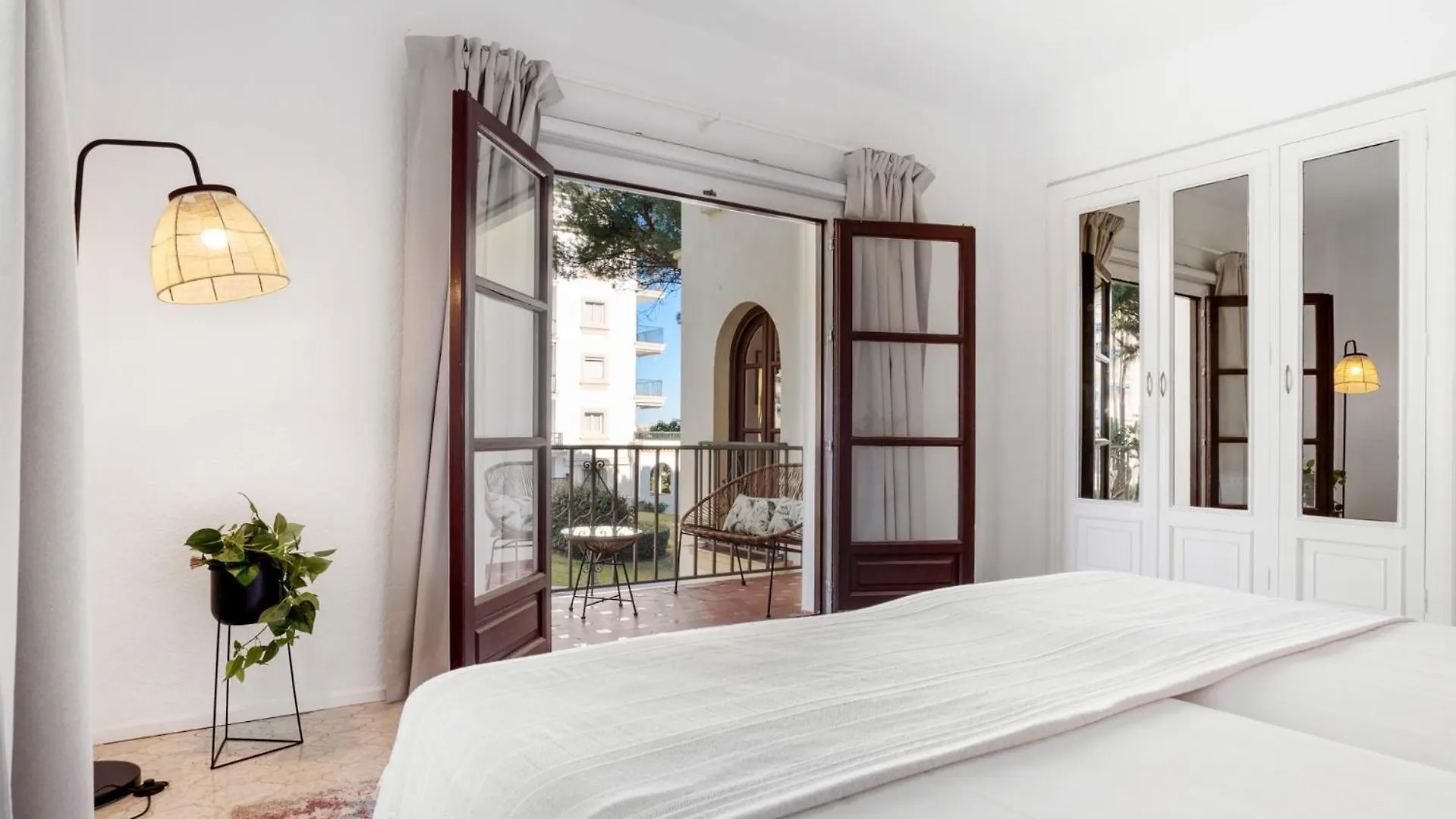 2 Bdr Apartment Next To The Beach In Puerto Banus Marbella
