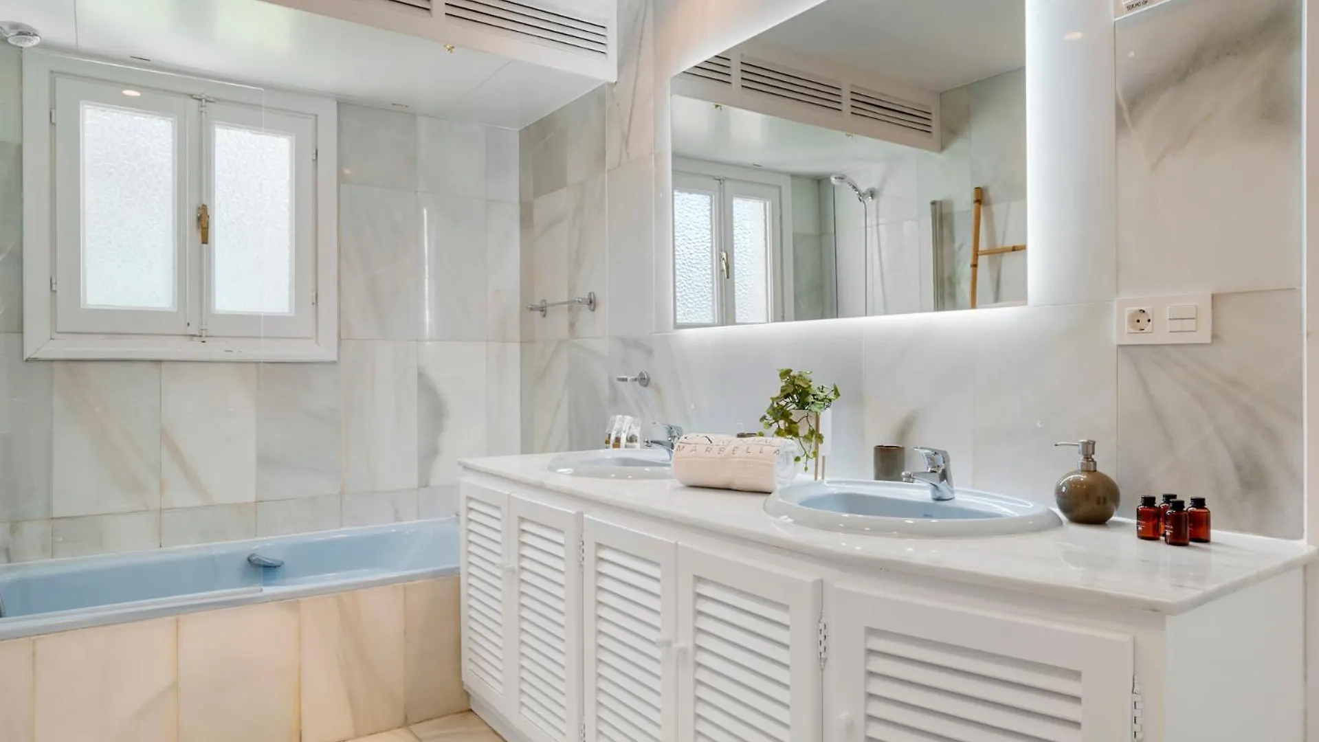 2 Bdr Apartment Next To The Beach In Puerto Banus Marbella