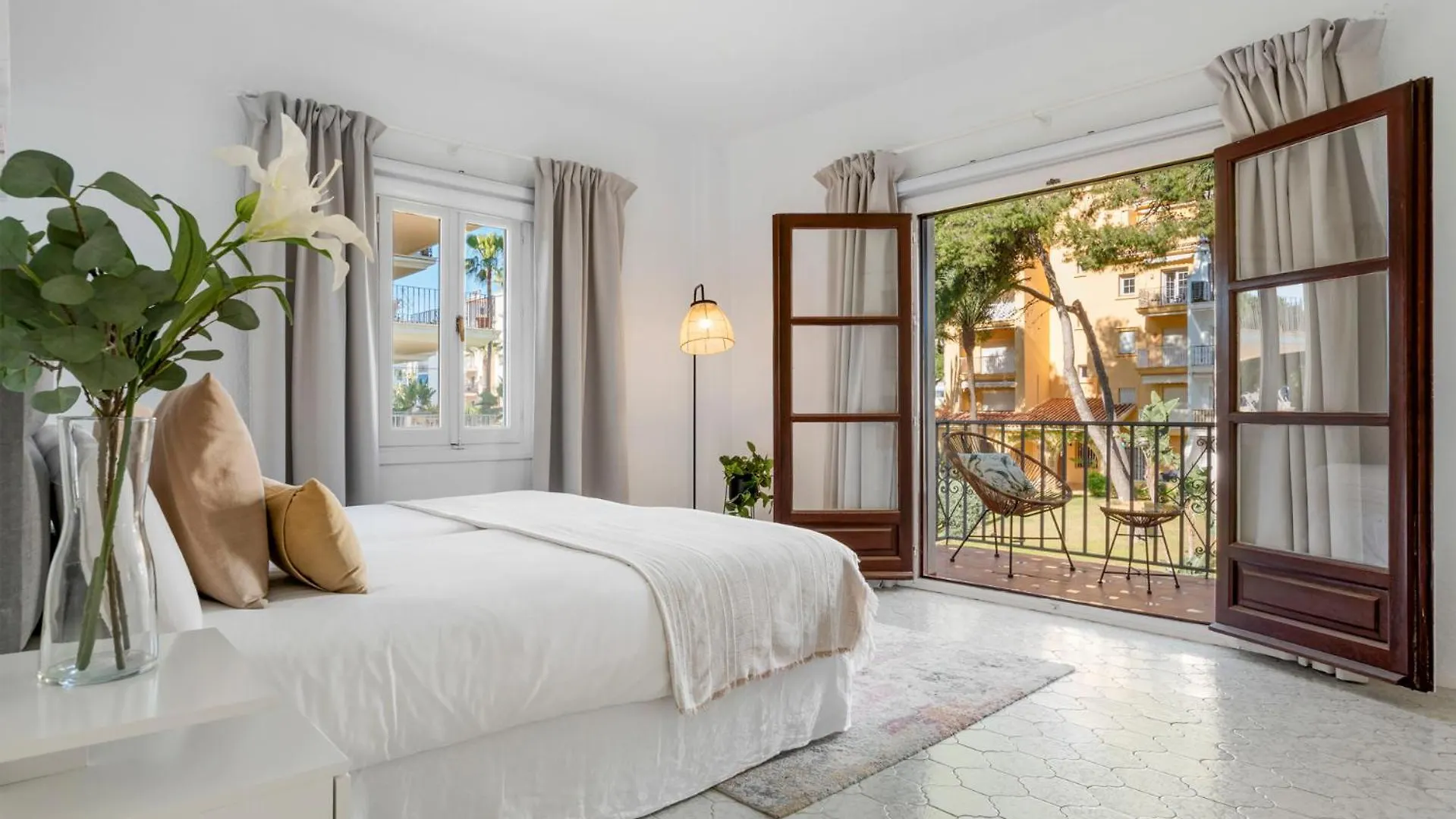 2 Bdr Apartment Next To The Beach In Puerto Banus Marbella