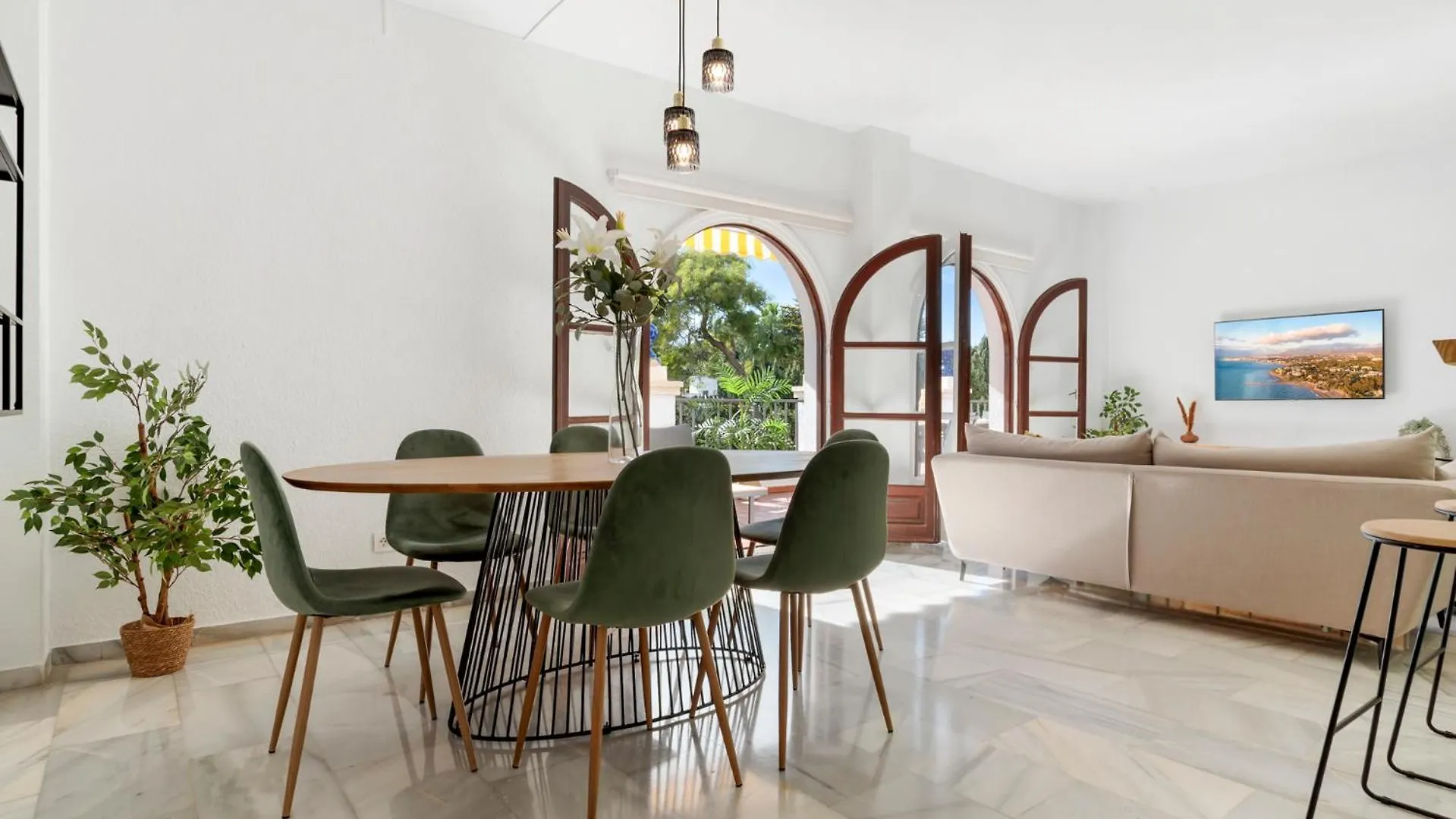 2 Bdr Apartment Next To The Beach In Puerto Banus Marbella