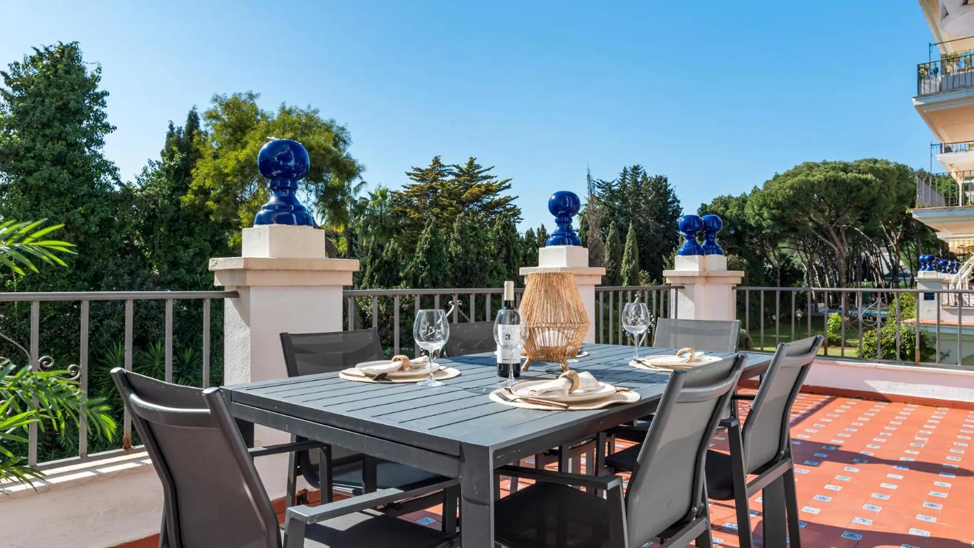2 Bdr Apartment Next To The Beach In Puerto Banus Marbella