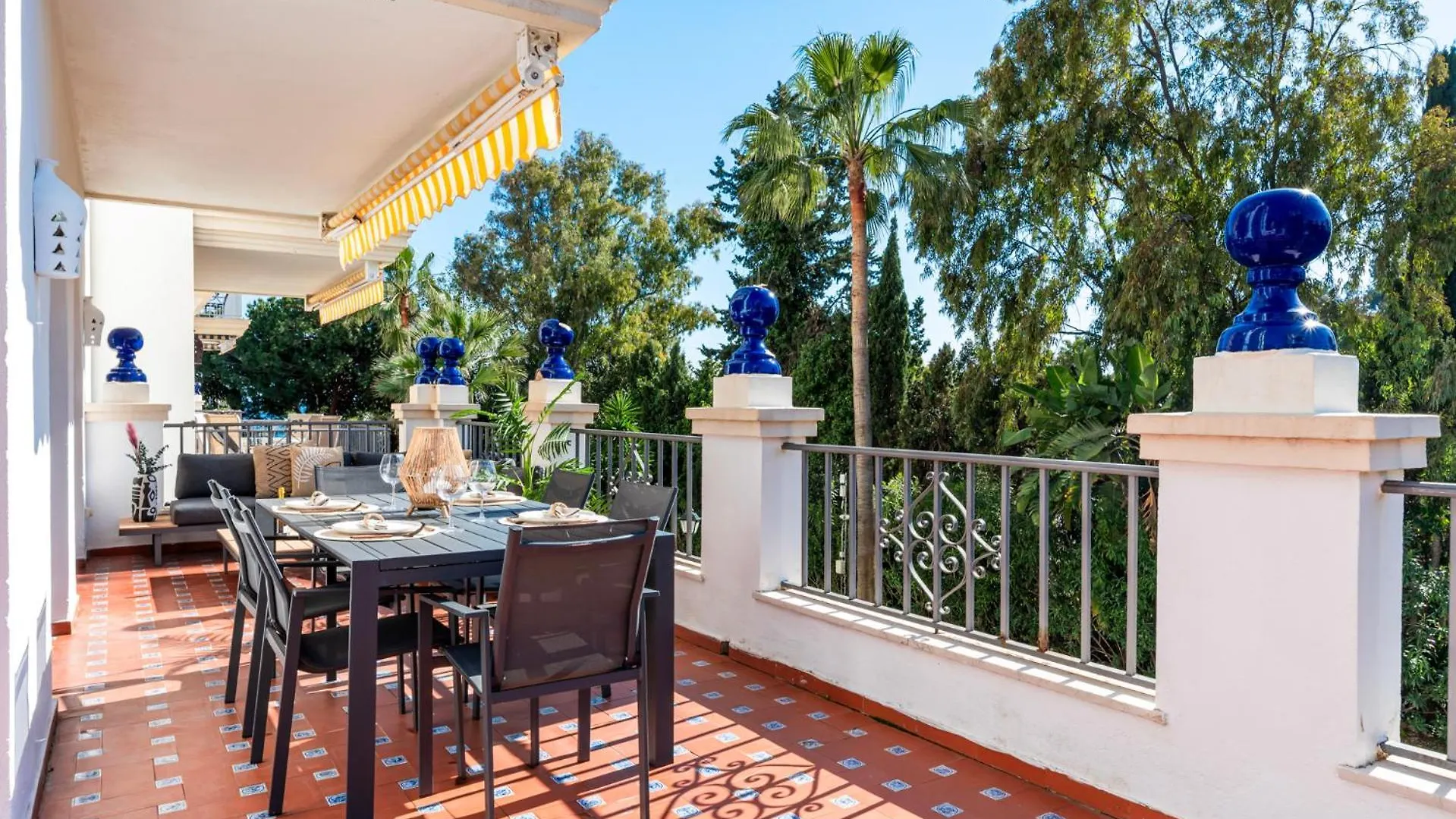 2 Bdr Apartment Next To The Beach In Puerto Banus Marbella